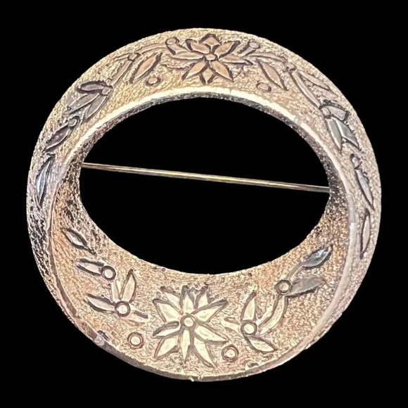 Vintage Sarah Coventry Textured Floral Circle Brooch Pin Gold Tone - Picture 1 of 3